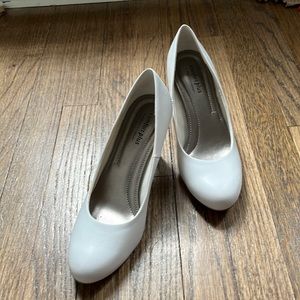 NWOT white heels Comfortplus by predictions size 7.5